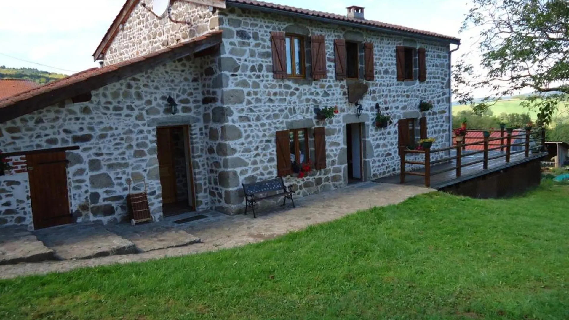 Maison Authentique Avec Jardin Et Cheminee, Animaux Acceptes, Parking, Internet - Fr-1-489-184 Laprugne